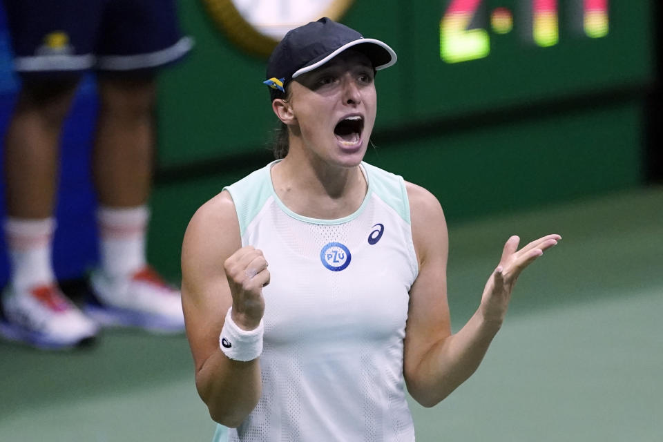 La polaca Iga Swiatek festeja luego de imponerse a la bielorrusa Aryna Sabalenka en las semifinales del US Open, el jueves 8 de septiembre de 2022 (AP Foto/Julia Nikhinson)