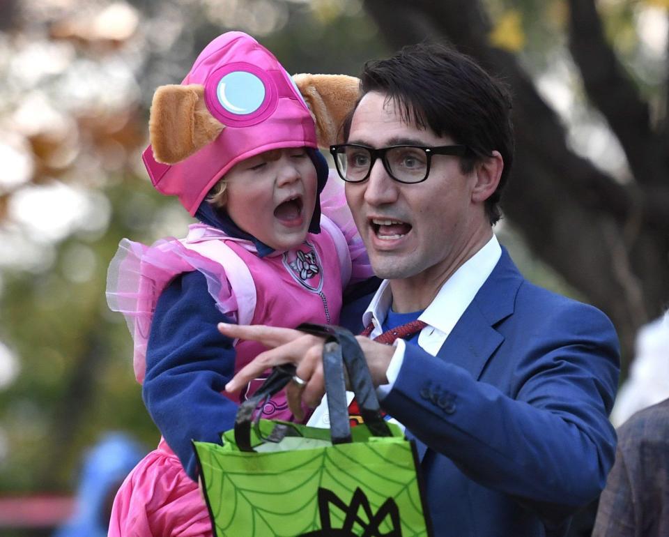 Le premier ministre Justin Trudeau, déguisé en Clark Kent, avec son fils Hadrien déguisé en Skye, un personnage de « PAW Patrol : La Pat’ Patrouille » lors de leur balade d’Halloween à la résidence Rideau Hall à Ottawa. (Photo : THE CANADIAN PRESS/Justin Tang)