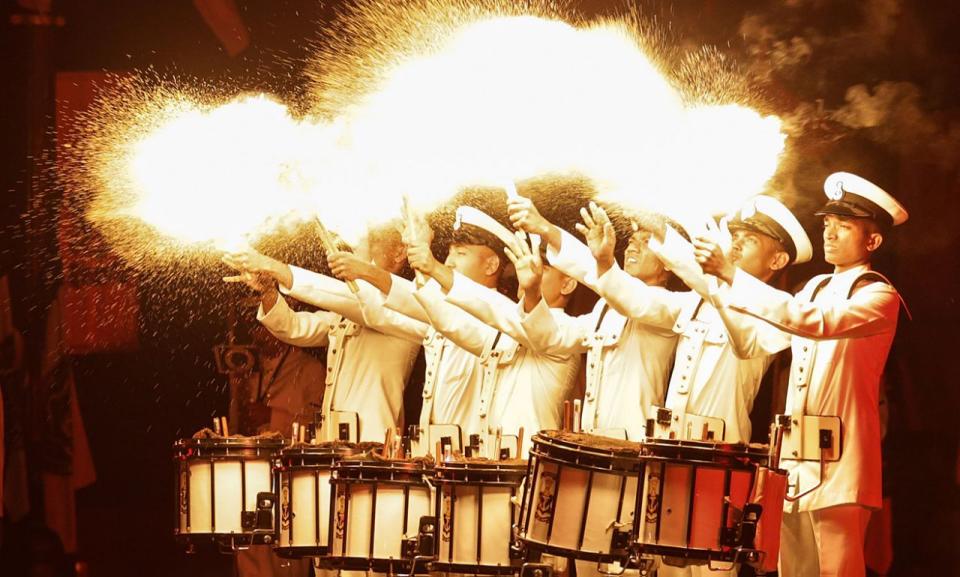 <p>Eine Band der indischen Marine performt beim "Navy Day" in Mumbai, Indien. (Bild: Divyakant Solanki, EPA) </p>