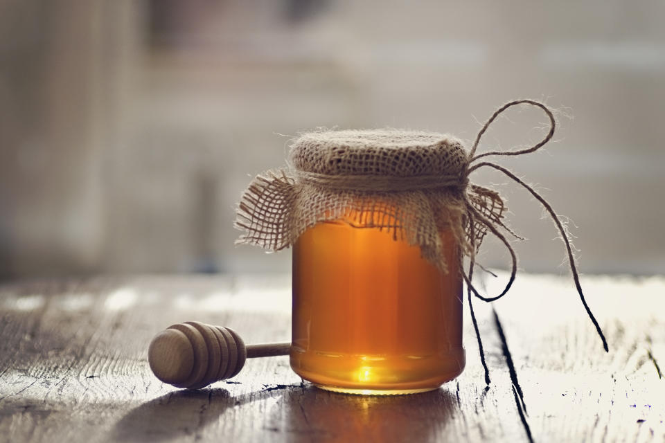 La miel tiene beneficios sobre la salud, pero uno reciente la propone como un edulcorante natural que, a diferencia del azúcar podría ayudar a regular la glucosa en la sangre y a controlar el colesterol. (Getty Creative)