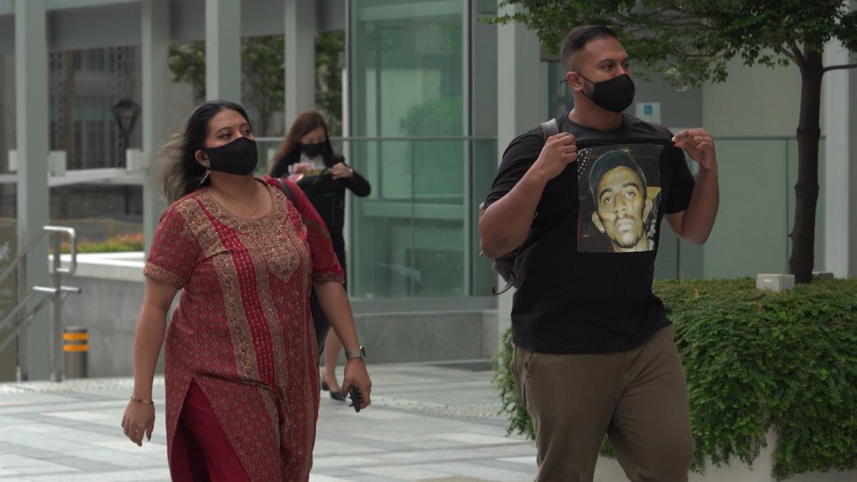 Subhas Nair entering State Courts with his sister Preeti Nair on 1 November 2021