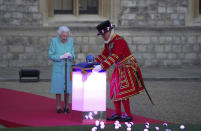 La reina Isabel II llega para encender luces ceremoniales en Windsor, Inglaterra, el 2 de junio de 2022, en el primero de cuatro días de celebraciones por el Jubileo de Platino por sus 70 años de reinado. (Steve Parsons/Pool via AP)