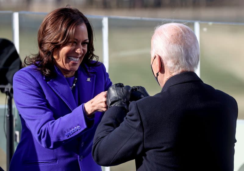 Imagen de archivo de Kamala Harris golpeando sus puños con el presidente electo de Estados Unidos, Joe Biden, luego de que juró como vicepresidenta de Estados Unidos durante la ceremonia de investidura en la fachada occidental del Capitolio en Washington