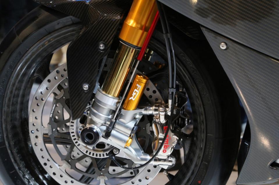 採用Ohlins FGR 後避震與Brembo GP4 PR 卡鉗。