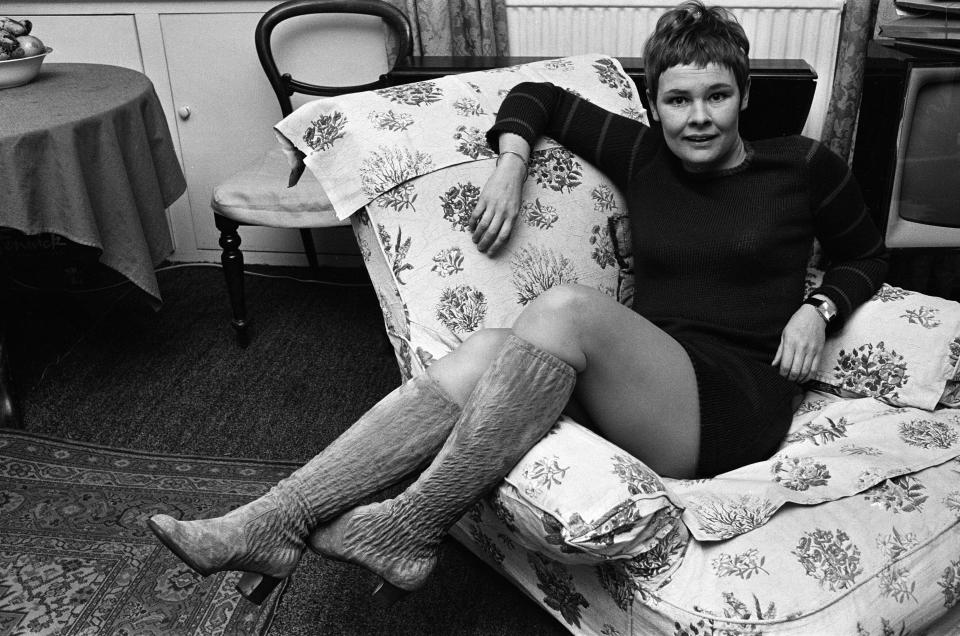 Actress Judi Dench at home, 17th November 1967. (Photo by Beverly Goodway/Mirrorpix/Getty Images)