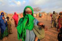 <p>Eine vor der Dürrekatastrophe in Somalia geflüchtete Frau beklagt sich in einem Lager in Doolow über die mangelhafte Essensversorgung. (Bild: Reuters/Zohra Bensemra) </p>