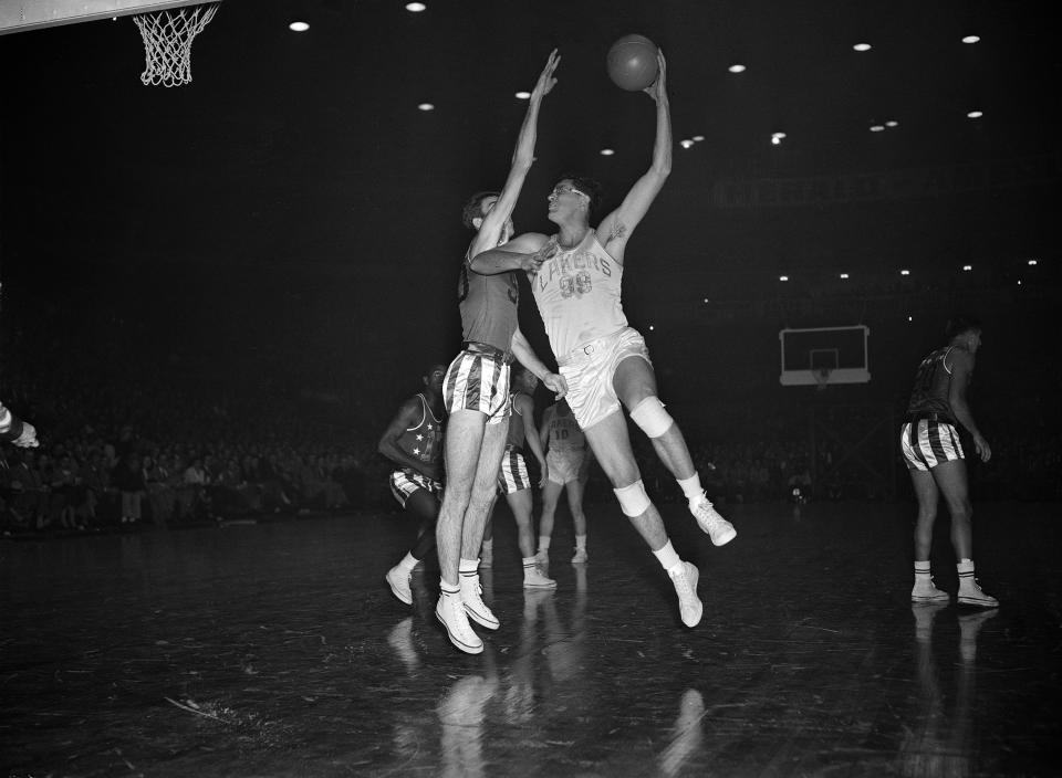 George Mikan（出手者）在當時可說是一柱擎天。（AP Photo/Ed Maloney）