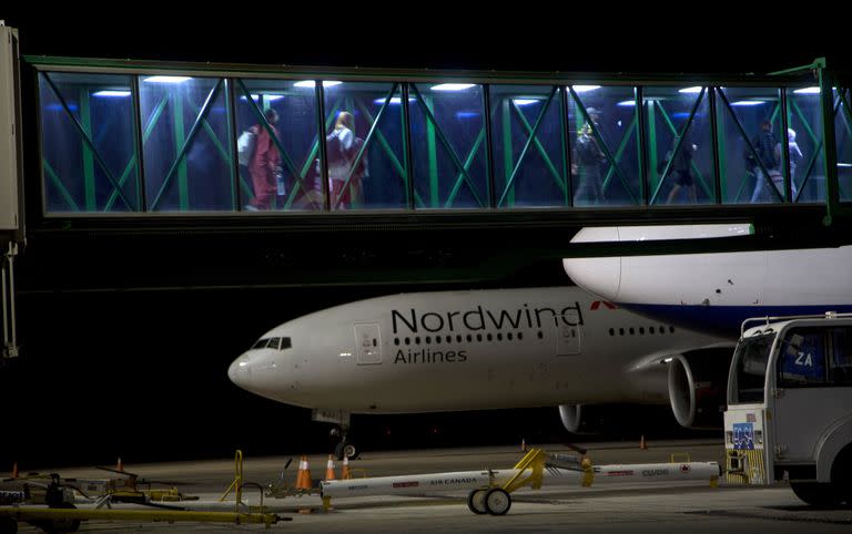 Un avión de la aerolínea rusa Nordwind espera en la pista a que los turistas rusos aborden para regresarlos a su país, en el Aeropuerto Internacional Juan Gualberto Gómez en Varadero, Cuba