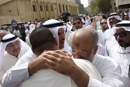 Kuwaiti Information Minister Sheikh Salman al-Humoud al-Sabah (C) consoles worshippers outside the Imam Sadiq Mosque after a suicide bomb attack following Friday prayers, in the Al Sawaber area of Kuwait City June 26, 2015. REUTERS/Jassim Mohammed