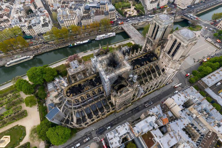 El templo parisino sufrió severos daños por el incendio del lunes pasado