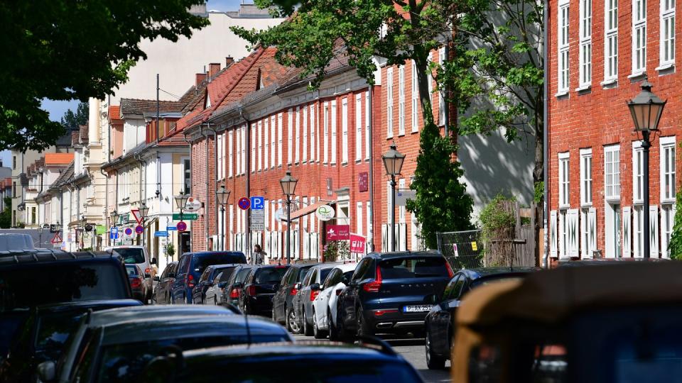 Autos parken dicht an dicht vor Häusern im Holländischen Viertel in Potsdam. Der Deutsche Städtetag will eine Verkehrswende mit einer deutlich verringerten Rolle des Autos.