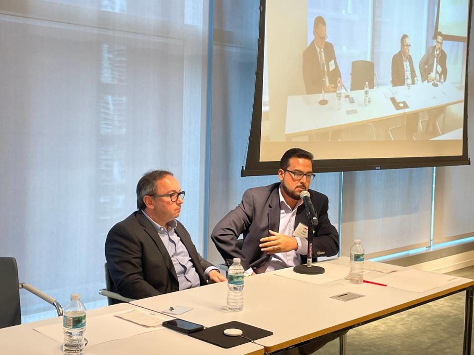 El empresario cubanoamericano Ariel Pereda (izquierda) y el empresario cubano Aldo Álvarez durante un panel en las oficinas de Akerman en Miami el 25 de septiembre de 2023.