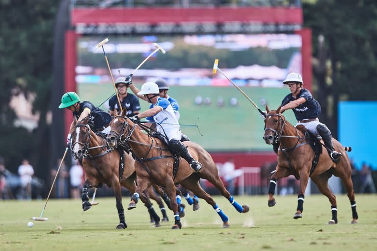 Juan Britos maniobra entre Gonzalo y Facundo Pieres, seguido por Jerónimo Del Carril y Juan Martín Zubía; La Ensenada no llegó a complicar a Ellerstina, pero dio batalla hasta el desenlace y cerró un estupendo 2021 para el club de Luján.