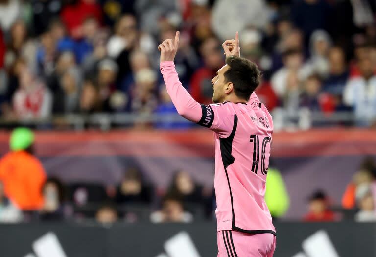 Festeja Lionel Messi tras anotar uno de sus goles para Inter Miami contra New England Revolution por la Major League Soccer; su equipo está primero en la Conferencia del Este.