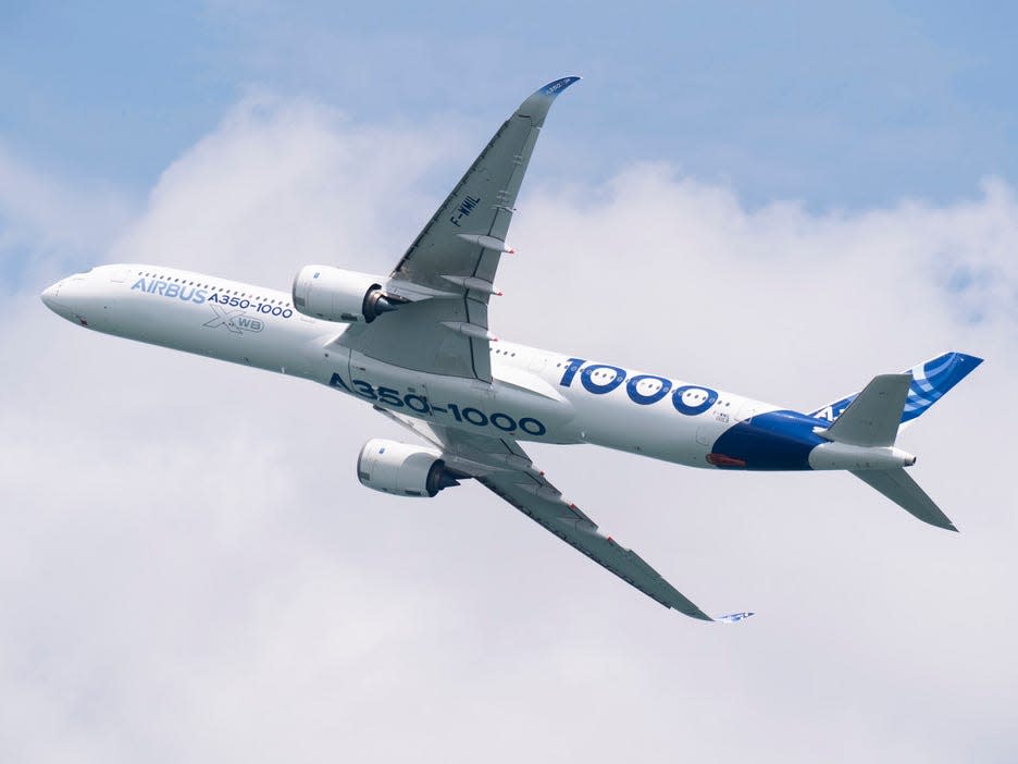 Airbus A350-1000.