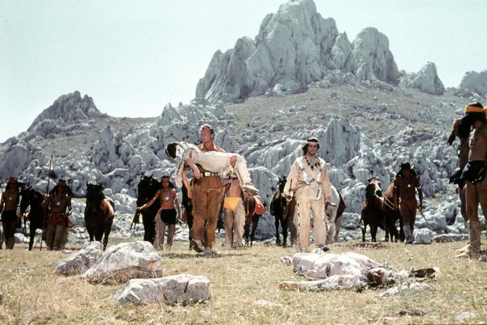 Old Shatterhand (Lex Barker, links) und Winnetou (Pierre Brice) haben in den Western so einige Tragödien zu verkraften: Im ersten "Winnetou"-Teil (1963) am Freitag, 7. April, um 11.50 Uhr (ZDF), stirbt beispielsweise Nscho-tschi (Marie Versini), ermordet von Banditen. (Bild: ZDF/Tobis Film)