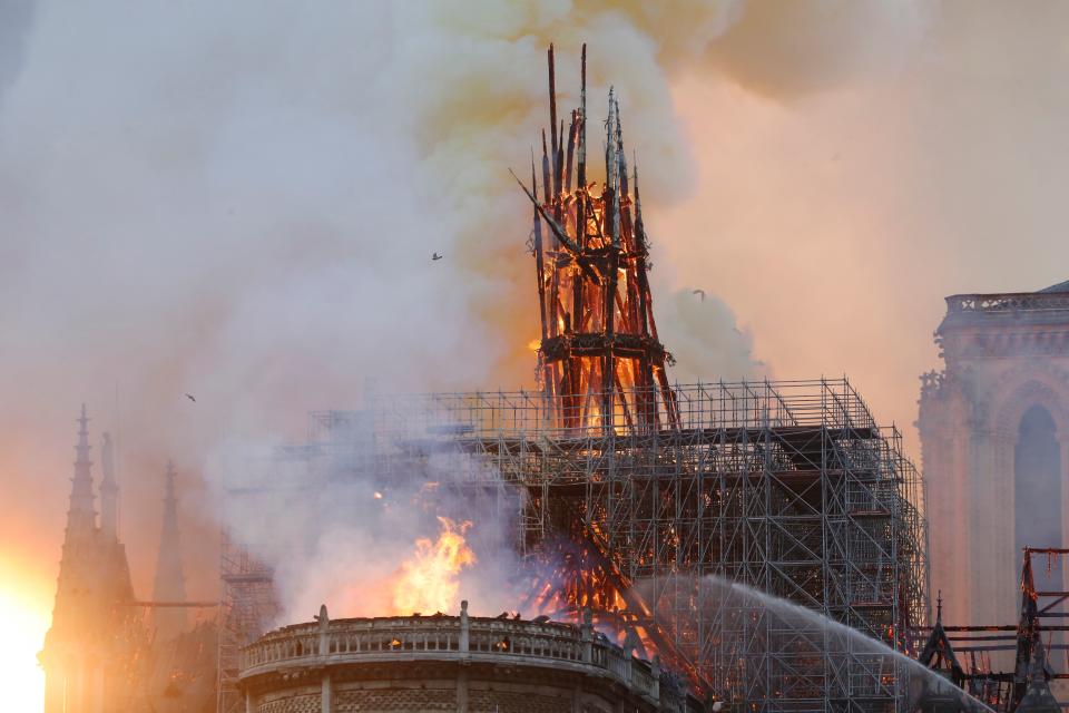 El fuego devora la catedral de Notre Dame de París