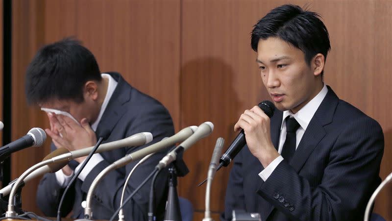 桃田賢斗、田兒賢一（左）涉賭在記者會上公開致歉。（圖／美聯社／達志影像）