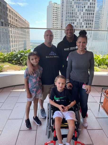 PHOTO: Cooper Roberts, 8, poses with his brother Luke and parents Jason and Keely Roberts and former NFL star Ryan Shazier. (Jason and Keely Roberts)