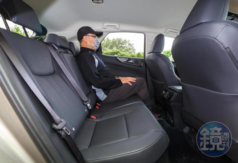 NX 350h縮小體積（但能量密度反而增加）後的鋰電池模組就收納在後座椅下方，多出來的空間就反映在後乘客的膝蓋與頭頂距離上。