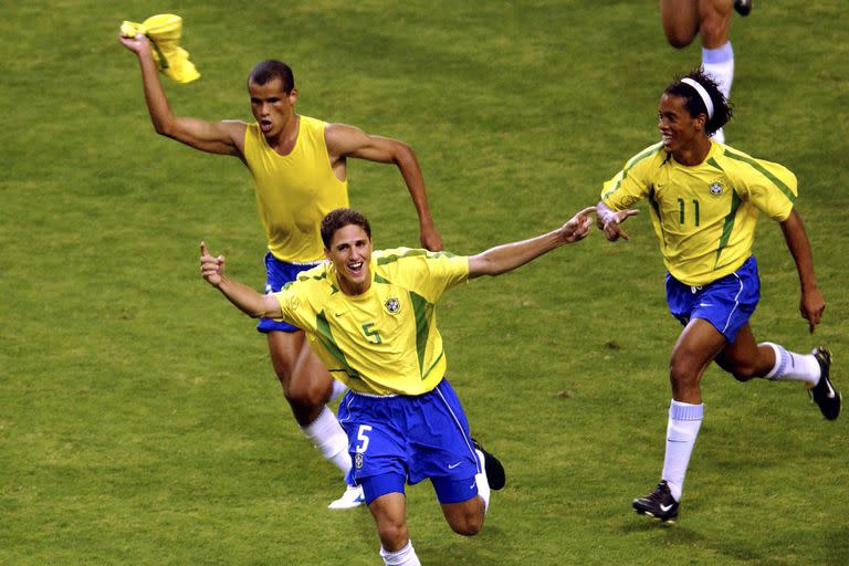 Gol de Brasil contra Costa Rica en 2002, gol de Edmílson; lo persiguen Rivaldo y un muy joven Ronaldinho