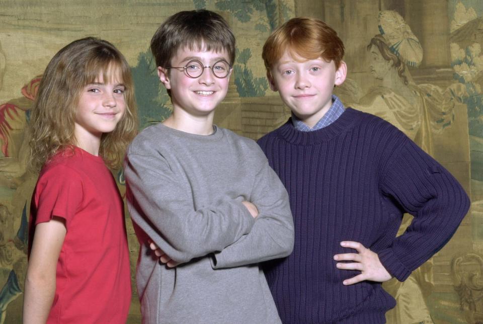 Der große Erfolg des ersten "Harry-Potter"-Films führte dazu, dass Emma Watson - wie ihre beiden Schauspielkollegen Daniel Radcliffe (Mitte, Harry Potter) und Rupert Grint (Ron Weasley) - weltweit bekannt wurde. (Bild: Getty Images)