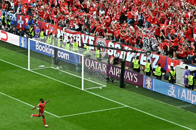 El delantero suizo Breel Embolo anota el gol de la sentencia en la victoria 3-1 de Suiza sobre Hungría en partido del grupo A de la Eurocopa, en Colonia el 15 de junio de 2024 (JAVIER SORIANO)