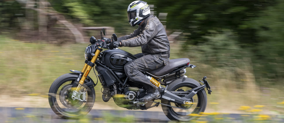 Vêtue de noir, la version Sport Pro, sorte de Café racer, est équipée d'un guidon plat, d'une selle de couleur marron et de tubes de fourche dorés (Ohlins), notamment.
