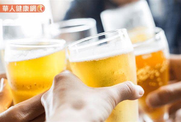 坊間常常有人說：「大量喝啤酒，有助結石排出」，是真的嗎？