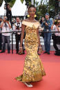 Maimouna N'Diaye, qui fait partie du jury de la 72ème édition du Festival de Cannes, assiste à la projection du Jeune Ahmed, des frères Dardenne, dans une robe en brocart. Un décolleté bateau dévoile les épaules de la réalisatrice burkinabée qui a laissé au dressing les escarpins vertigineux pour une simple paire de ballerines irisées plates.