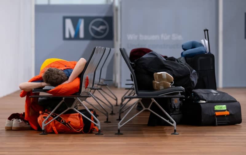 Passengers sleep on benches in Terminal 2 at Munich Airport. A strike by Lufthansa ground staff has begun at several German airports, a spokesman for the Verdi trade union in Frankfurt confirmed on Wednesday morning. Sven Hoppe/dpa