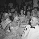 <p>Sophia Loren fue una de las invitadas mejor vestidas del Festival de Venecia de 1955, donde demostró que el vello de sus axilas no le restaba ni un ápice de su belleza eterna. "La elegancia es simplicidad y sentirse a gusto con lo que uno lleva puesto", reveló a ELLE. (Foto: Archivio Cameraphoto Epoche / Getty Images)</p> 
