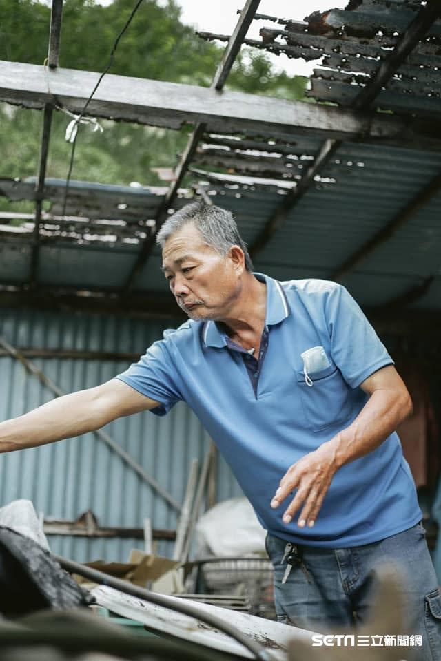 現年61歲的阿明爸，日前車禍重傷，無法工作的他，只好種植釋迦養家，但年收僅7、8萬元。下圖是兩人的房間，潮溼到都發霉了。（圖／孫爸提供）