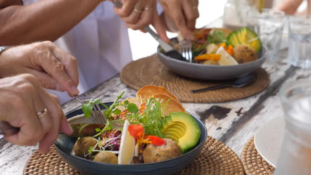 Cuántas veces debes masticar la comida para digerir mejor y bajar de peso,  según expertos