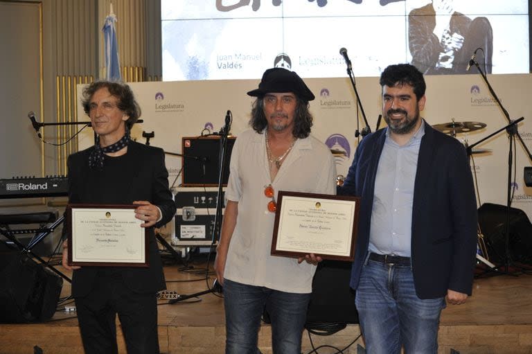 Fabián “El zorrito” Von Quintiero y Fernando Samalea también fueron destacados por la Legislatura Porteña; “Charly fue un compañero de vida, la banda de mi adolescencia. Somos muchas las generaciones que crecimos con él y su música nos deja una huella imborrable para toda la vida. Este homenaje es un acto de amor, de admiración y agradecimiento por regalarnos décadas de tanta inspiración”, destacó el legislador Valdés.  