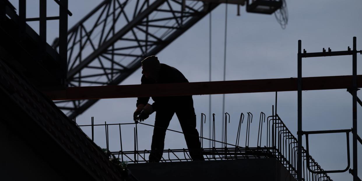 Ein Arbeiter ist auf einer Baustelle<span class="copyright">Soeren Stache/dpa</span>