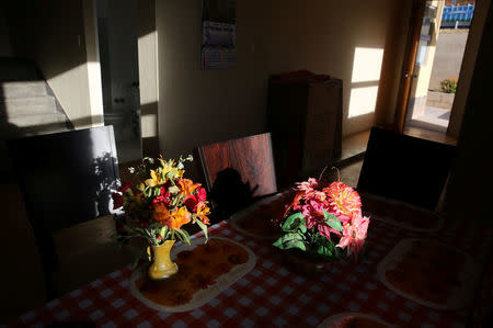 Flowers are displayed in the home of Cipriano Lima in the town of Nueva Fuerabamba in Apurimac, Peru, October 2, 2017. REUTERS/Mariana Bazo