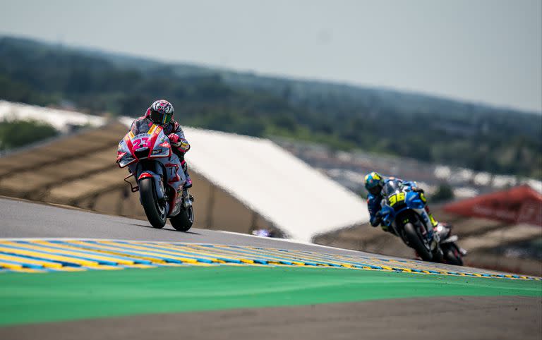 Las dos caras del MotoGP en Le Mans: Enea Bastianini, que suma tres triunfos en siete carreras en 2022, perseguido por Joan Mir, el campeón de 2020 que recibió el anuncio del retiro de Suzuki