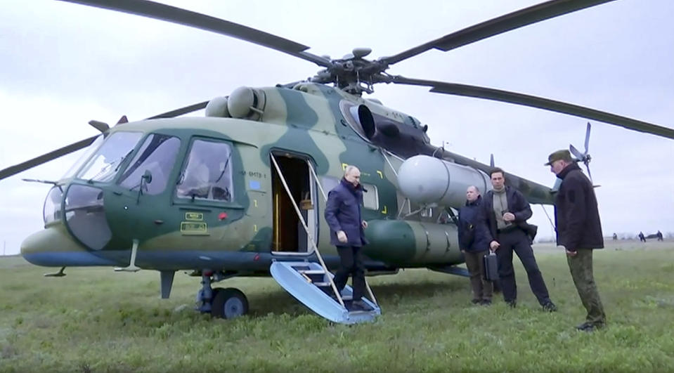 En esta imagen, tomada de un video distribuido por un pool de la televisión rusa el 18 de abril de 2023, el presidente de Rusia, Vladímir Putin, desciende de un helicóptero militar en un lugar no identificado. El Kremlin anunció que Putin visitó los cuarteles generales de las tropas rusas que combaten en Ucrania. (Pool Foto vía AP)