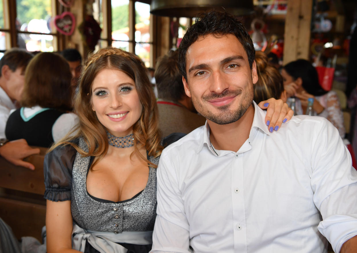 Bayern Munich's German defender Mats Hummels and his wife Cathy pose during the traditional visit of FC Bayern Munich to the Oktoberfest beer festival in Munich, southern Germany, on September 23, 2017. / AFP PHOTO / POOL / Alexandra Beier        (Photo credit should read ALEXANDRA BEIER/AFP via Getty Images)