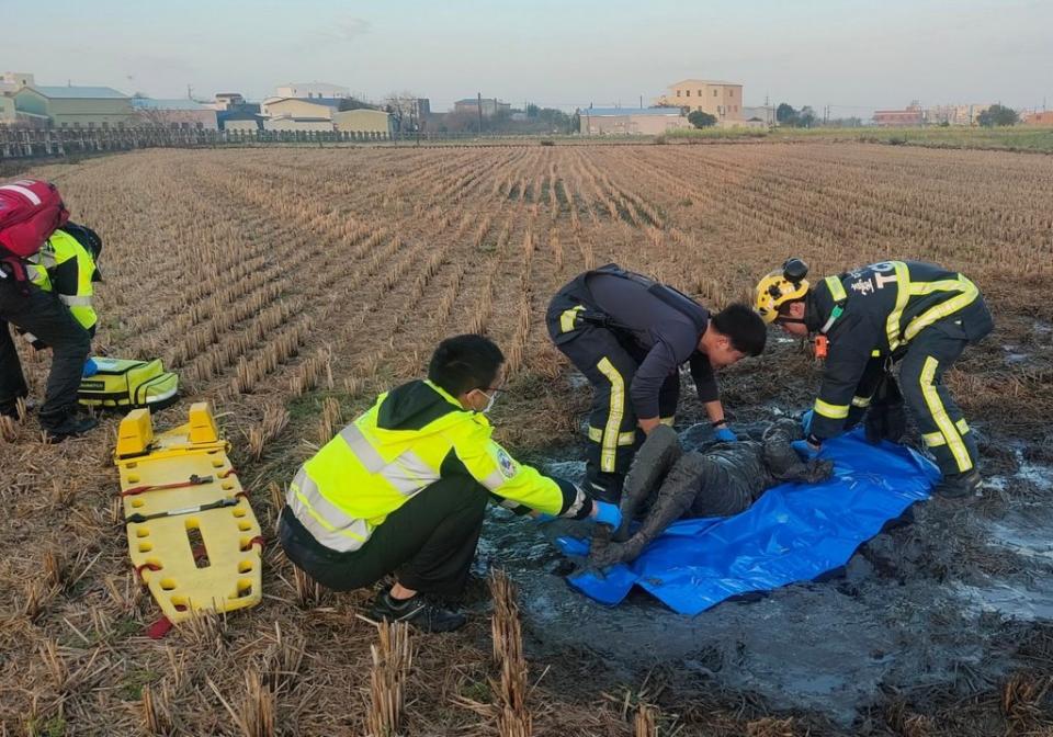 王姓婦人疑服藥後精神不濟，行走不慎跌入路旁田野泥濘中，民眾行經發現農田中有「泥巴人」，嚇得報警。（記者陳金龍翻攝）