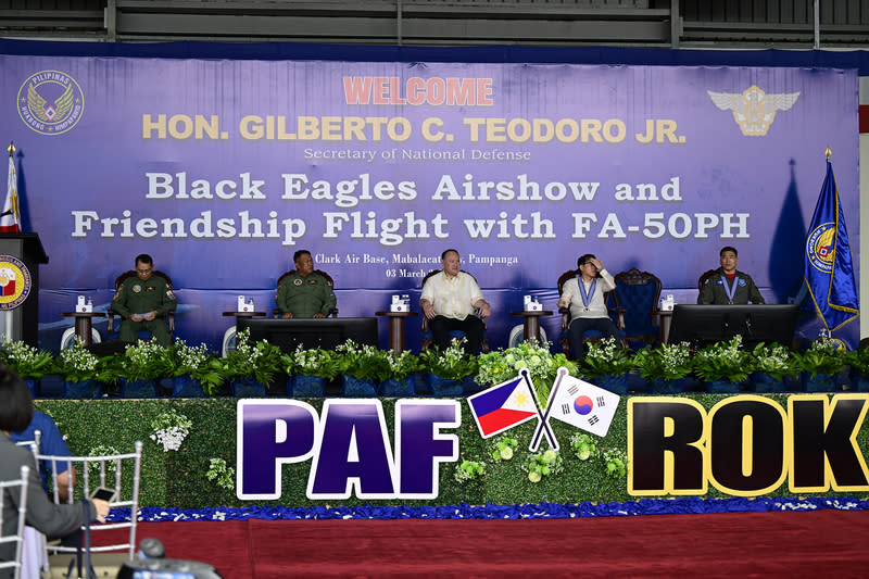 韓空軍黑鷹表演隊赴菲演出 菲防長出席 韓國空軍黑鷹飛行表演隊9架T-50B表演機3日起在菲 律賓克拉克空軍基地，展開3天的飛行表演。演出首 日，菲律賓國防部長鐵歐多洛（中）等人出席開幕 式。 中央社特約記者Edward Bungubung攝  113年3月3日 