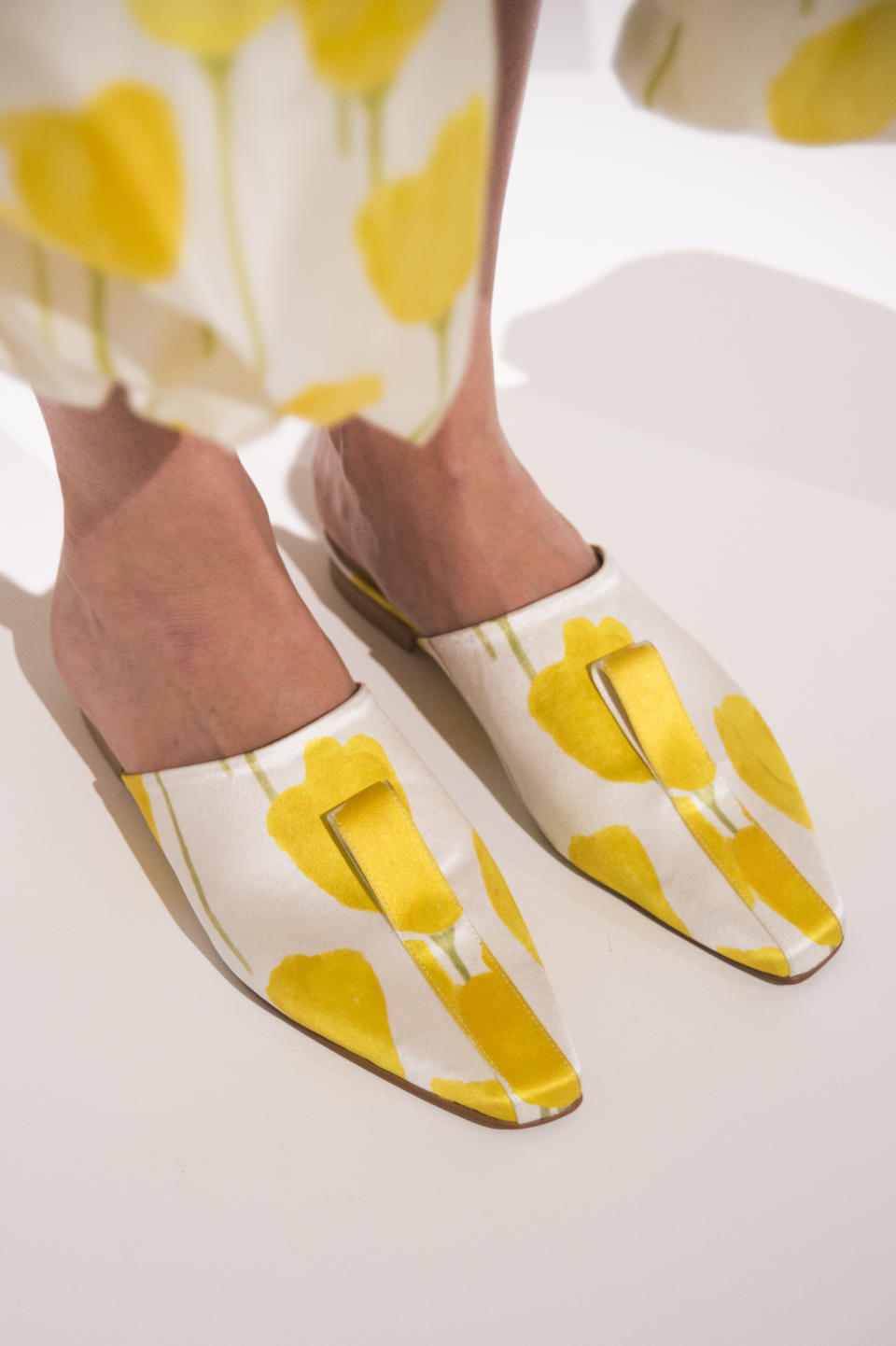 <p><i>White and yellow tulip-printed slides from the SS18 Claudia Li collection. (Photo: ImaxTree) </i></p>