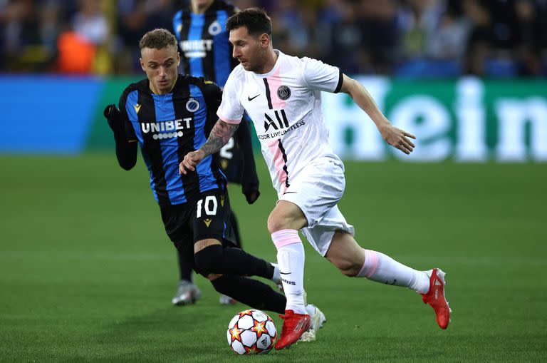 Messi lucha por el balón con el delantero holandés Noa Lang durante el partido del Grupo A entre Brujas y el Paris Saint-Germain en el estadio Jan Breydel de Brujas