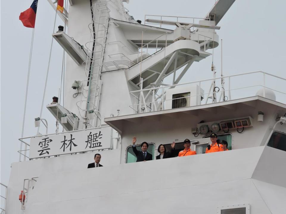 總統蔡英文與副總統賴清德9日上午到台船公司，參加完交船儀式後轉往視察「海鯤號」。（洪靖宜攝）
