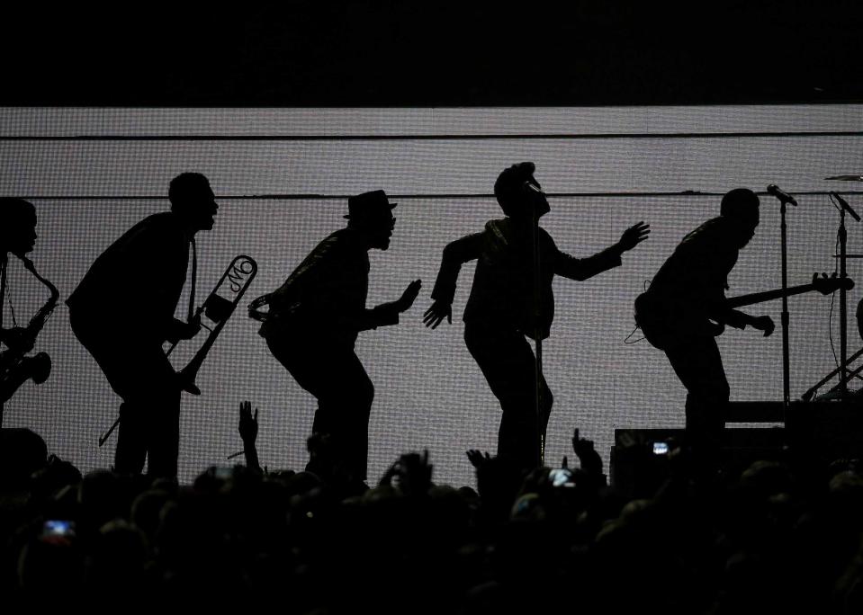 Bruno Mars (2nd from R) performs during the halftime show of the NFL Super Bowl XLVIII football game between the Denver Broncos and the Seattle Seahawks in East Rutherford, New Jersey, February 2, 2014. REUTERS/Tim Farrell (UNITED STATES - Tags: SPORT FOOTBALL ENTERTAINMENT)