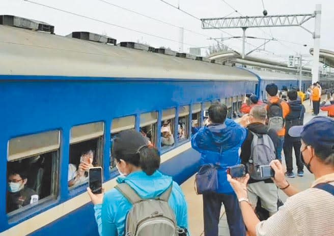 台鐵預計將在今年雙十節透過觀光列車方式讓藍皮普快重新上路。（本報資料照片）