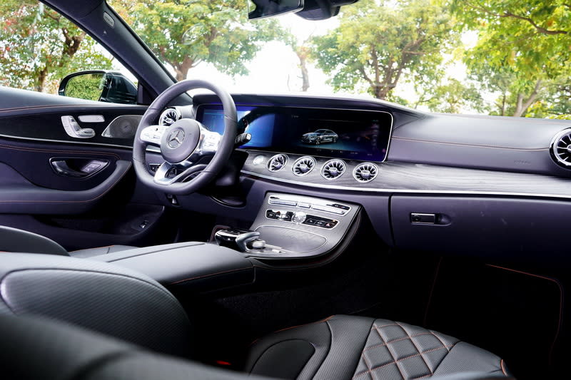 新世代Mercedes-Benz車款的內裝在導入全數位儀表後，整體配置上看起來更為簡潔