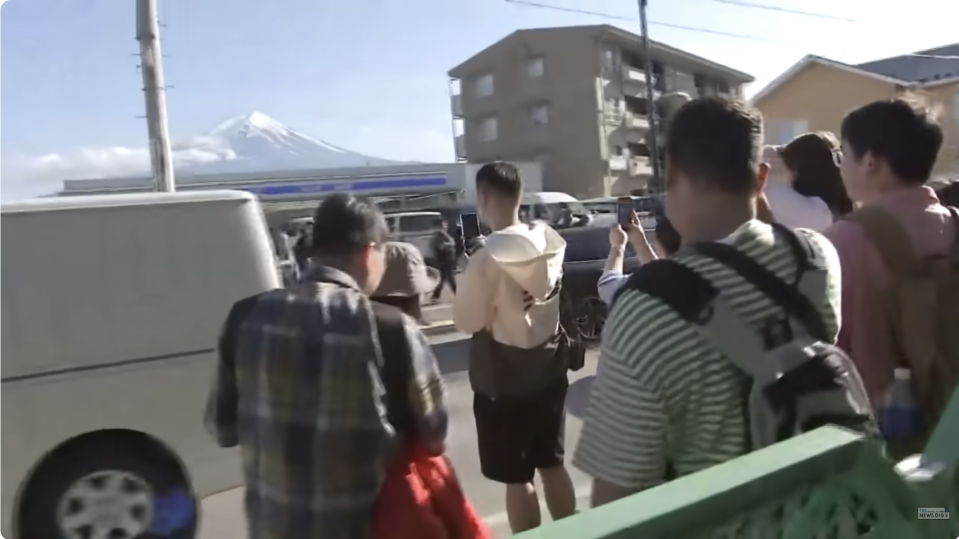 Proprio di fronte al minimarket e fuori dal percorso pedonale c'è un'attrazione per i turisti che possono effettuare il check-in.  (immagine clip TBS)