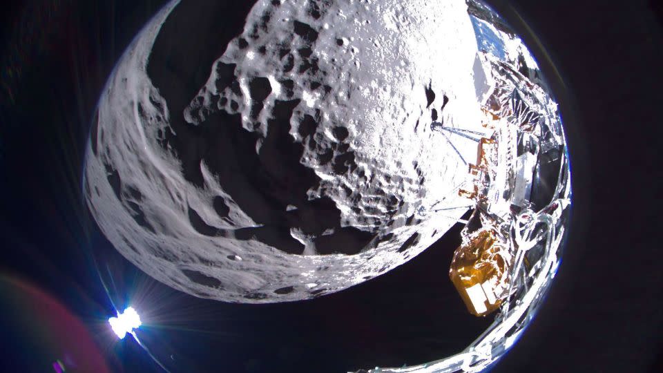 Το σεληνιακό προσεδάφιο Odysseus της Intuitive Machines απαθανάτισε μια οπτική όψη του κρατήρα Schomberger της Σελήνης μετά την προσγείωση.  - Διαισθητικά μηχανήματα